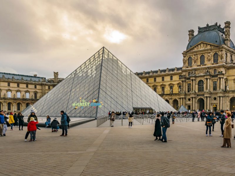 Museum louvre di paris